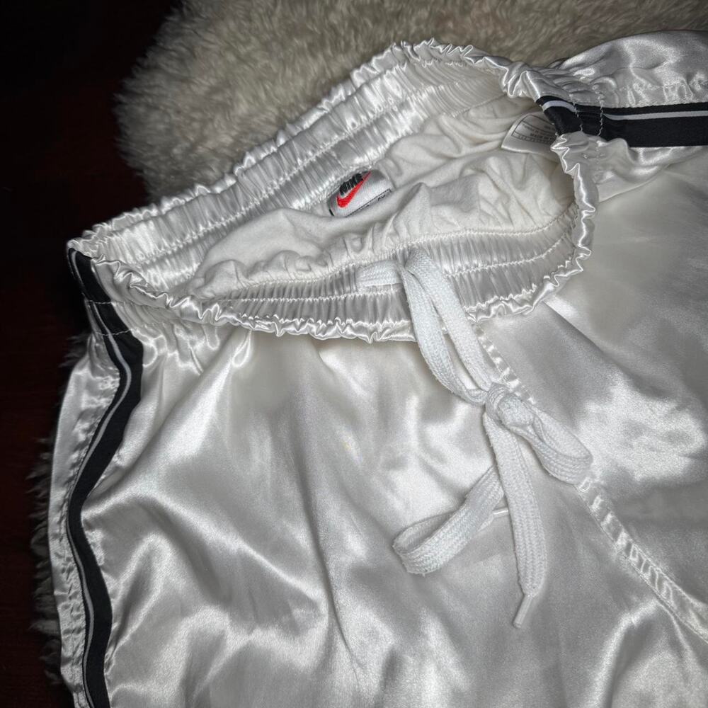 💥 y2k Vintage rare nike white silky shorts unisex small workout gym d5 - Picture 6 of 7